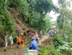 tanah longsor menutup jalan