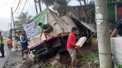 Diduga Rem Blong, Truk Muatan Bata Ringan Terjang Warung Makan