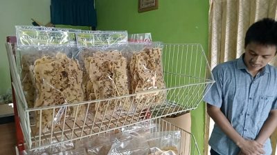 Jelang Lebaran, Orderan Cemilan UMKM Kampung Tumpi Naik 200 Persen