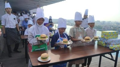 Puluhan Anak Panti Asuhan Belajar Bikin Burger Bareng Horison Hotels di Semarang