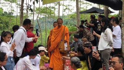 Hari Kedua di Semarang, Biksu Tudhong Lintasi Sungai dan Bukit ke Vihara Shima
