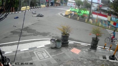 Laka Dua Motor di Blora Terekam CCTV, Keduanya Luka Hemantum Kepala
