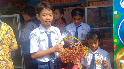 Pelajar SMP di Blora Sulap Gelas Mineral Bekas Jadi Keranjang Cantik