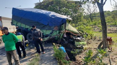 Dua Truk Tabrakan, Satu Pedagang Asongan Tewas Ditempat