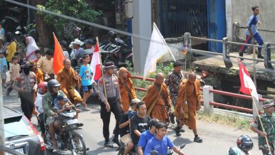 Sampai Wilayah Kendal, 32 Biksu Thudong Berjalan Kaki Disambut Masyarakat