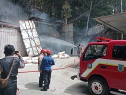 Gudang Pabrik Pengolahan Limbah Serbuk Kayu Dilahap Si Jago Merah