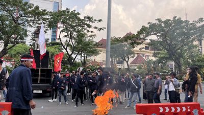 Demo Tolak Omnibus Law, Mahasiswa dan Buruh Berikan Tikus dan Telur