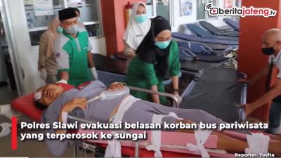 Video Polisi Evakuasi Korban Bus Terperosok di Guci Tegal