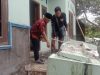 terjatuh dari atap teras