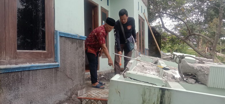 terjatuh dari atap teras