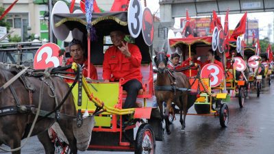 Gelar Pawai Budaya, Bacaleg PDIP Jateng Kompak Daftar ke KPU dengan Naik Delman