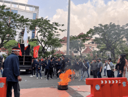 Demonstrasi ‘Mei Menyala’ di Depan Kantor DPRD Jateng, Mahasiswa dan Buruh Bakal Terus Tolak UU Cipta Kerja