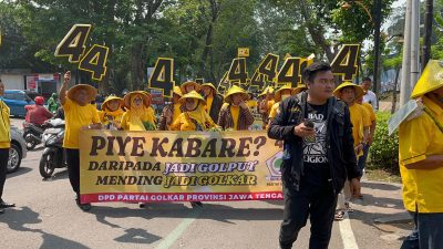 Singgung Kejayaan Masa Lalu, Massa Partai Golkar Jateng Kenakan Caping “Piye Kabare?” Saat Pendaftaran Bacaleg