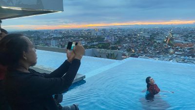 Luar Biasa! Fotografer Ini Gelar Pemotretan Model Berkebaya di Kolam Renang Hotel Lantai 30