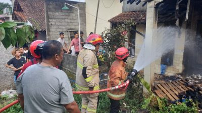 Si Jago Merah Hanguskan Sebagian Rumah Produsen Tusuk Sate, Bermula Puntung Rokok yang Dibuang Pemilik Rumah