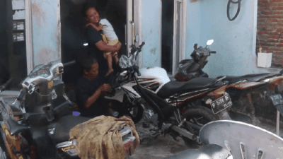 Jadi Korban PHK, Seorang Buruh di Tambak Lorok Dirikan Bengkel Motor Sendiri