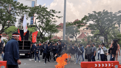 Demonstrasi ‘Mei Menyala’ di Depan Kantor DPRD Jateng, Mahasiswa dan Buruh Bakal Terus Tolak UU Cipta Kerja