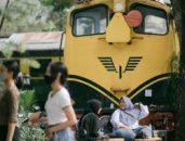 Pengen Ngopi dengan Vibes Kereta Api? Kuy Nongki di Kedai Kopi Susu Bu Lurah!