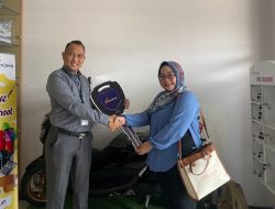 Dua Nasabah Bank Jateng Capem Unnes dapat Hadiah Emas dan Motor Yamaha NMax