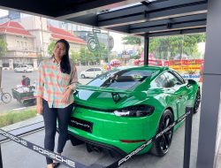 Porsche Keluaran Terbaru Dipamerkan dalam Glass Box Awanngroup, Sita Perhatian Pengguna Jalan