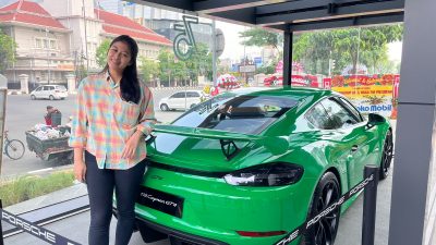 Porsche Keluaran Terbaru Dipamerkan dalam Glass Box Awanngroup, Sita Perhatian Pengguna Jalan