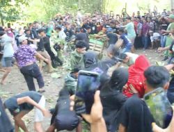 Tradisi Awur-awur Saling Lempar Nasi di Sedekah Bumi Desa Blora