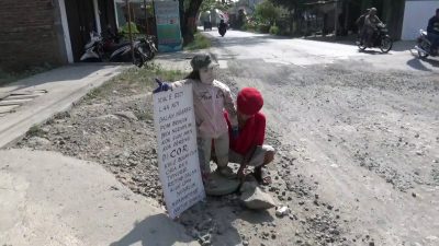 Akibat Jalan Antar Desa Rusak Parah, Boneka Berwajah Manusia Muncul Kembali