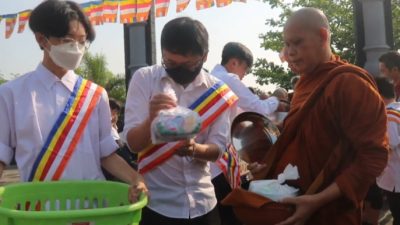 Sambut Waisak, Umat Buddha Gelar Tradisi Pindapata Di Semarang