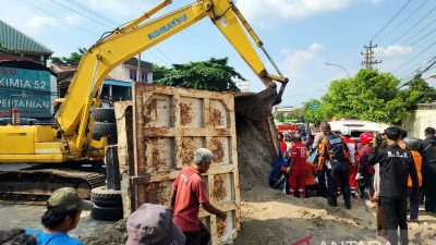 Kecelakaan di Jrakah Semarang, Anak Ini Selamat Meski dalam Mobil Tertimpa Truk