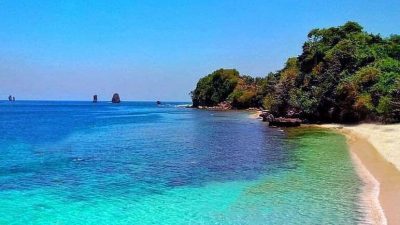 Aneh Tapi Nyata! Pantai di Malang Ini Punya Gradasi Tiga Warna, Tertarik ke Sini?