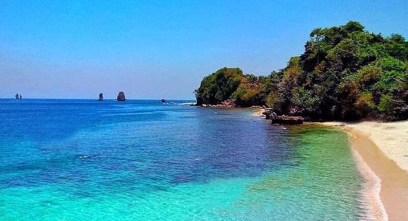 pantai tiga warna malang