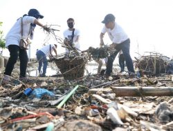 Pelindo Bersama Masyarakat Kumpulkan 1,7 Ton Sampah di Pantai Tirang Semarang