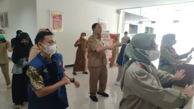 Bisa Jadi Contoh, Pegawai Dinkes Kota Semarang Lakukan Peregangan Saat Jam Kerja