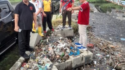 Pemkot Semarang Bersihkan Timbunan Sampah Sumbat Aliran Sungai