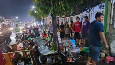 Mobil Tabrak Gerobak Soto dan Motor Hingga Hancur di Ngaliyan Semarang