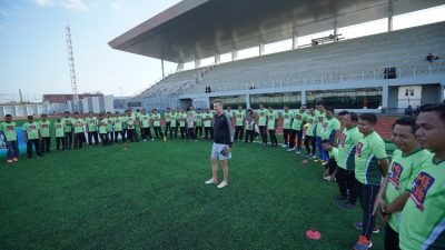 Majukan Sepak Bola Putri, Coach Timo Latih Ratusan Guru SD dan MI di Kudus