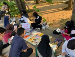 Sebarkan Virus Kutu Buku, Sasa Gelar Lapak Baca Buku Gratis di Simpang Lima Semarang