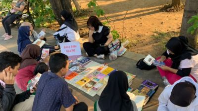 Sebarkan Virus Kutu Buku, Sasa Gelar Lapak Baca Buku Gratis di Simpang Lima Semarang