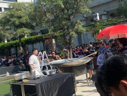 Gelar Demo Masak dengan Wajan Raksasa, Chef Arnold dkk Ajak Warga Makan Soto Semarang Bersama
