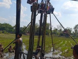 Keseruan Panjat Pinang Pohon Pisang yang Digantung
