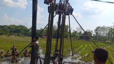 Keseruan Panjat Pinang Pohon Pisang yang Digantung
