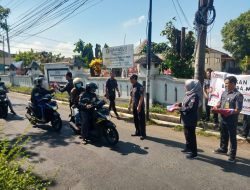 Tumbuhkan Nasionalisme Masyarakat, Bawaslu Demak Bagikan Bendera Gratis
