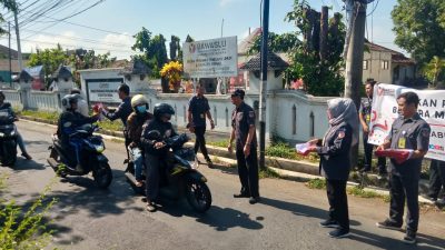 Tumbuhkan Nasionalisme Masyarakat, Bawaslu Demak Bagikan Bendera Gratis
