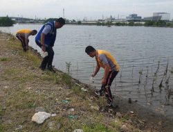 Polsek Sayung Bersihkan Sungai di Jalan Tol Semarang-Demak