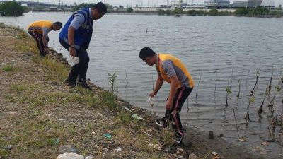 Polsek Sayung Bersihkan Sungai di Jalan Tol Semarang-Demak
