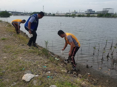 Polsek Sayung Bersihkan Sungai