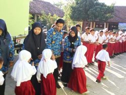 Sambut Siswa Baru, SD di Blora Berbaris Membuat Pagar Betis 
