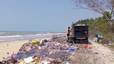 Armada Sampah Milik Pemerintah Desa di Rembang Terciduk Buang Sampah di Tepi Pantai
