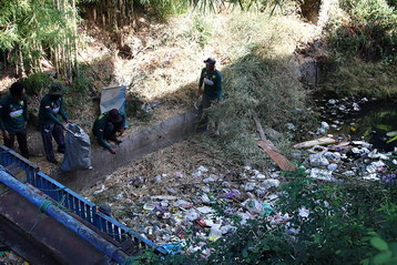 Relawan Bersihkan Sungai Grojogan