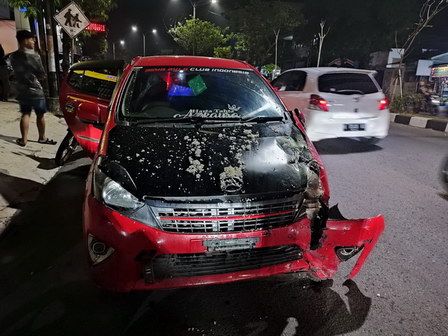 Mobil Tabrak Gerobak Soto